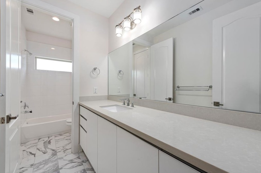 9406 Glenfield Ct, Houston TX 77096-3802 exterior