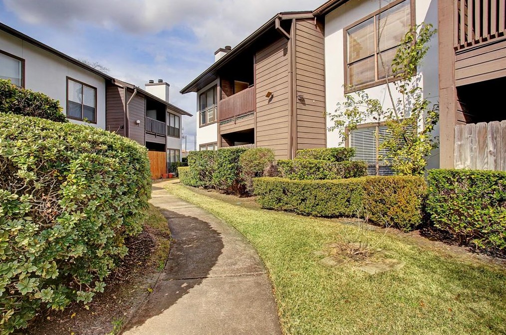 8020 Braesmain Dr, Houston TX  77025-2819 exterior