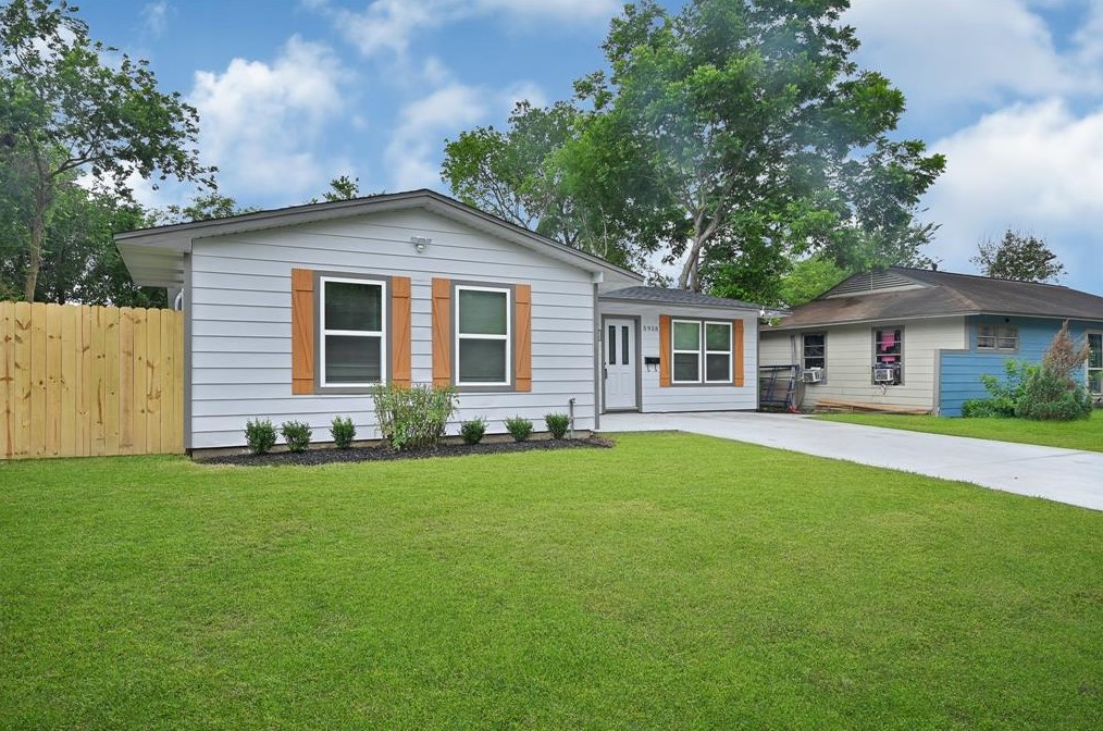 5938 Beldart St, Houston, TX 77033-1330