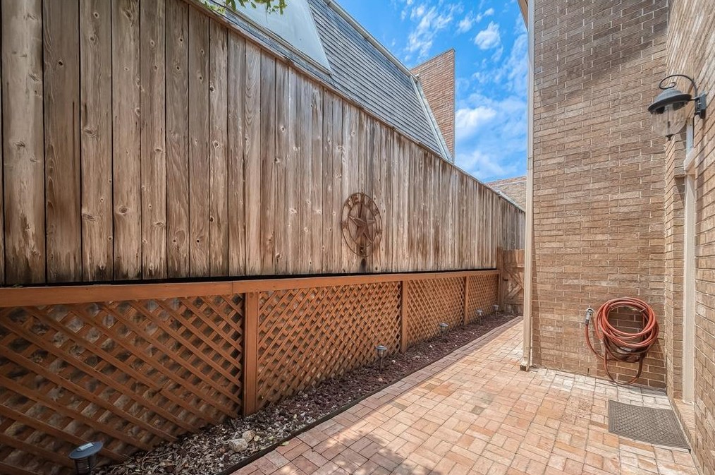 4720 Post Oak Timber Dr, Houston TX  77056-2246 exterior