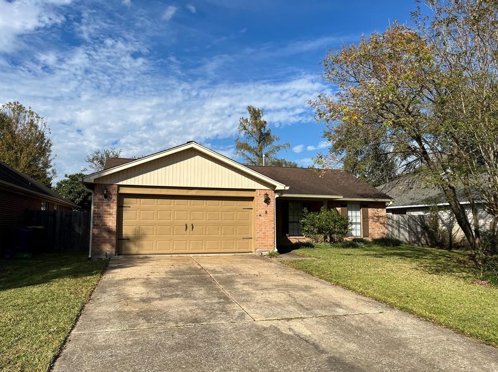 8 Dover Dr, Conroe, TX 77304