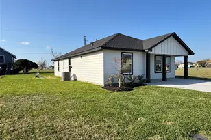 688 Swallow Dr, Palacios, TX 77465 - Photo 2