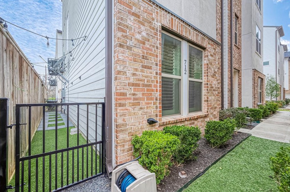 712 Clark St, Houston, TX 77020-5918