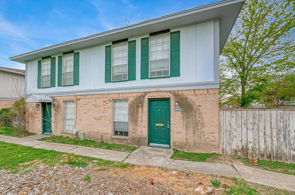 1912 Upland Dr, Houston TX  77043-3022 exterior