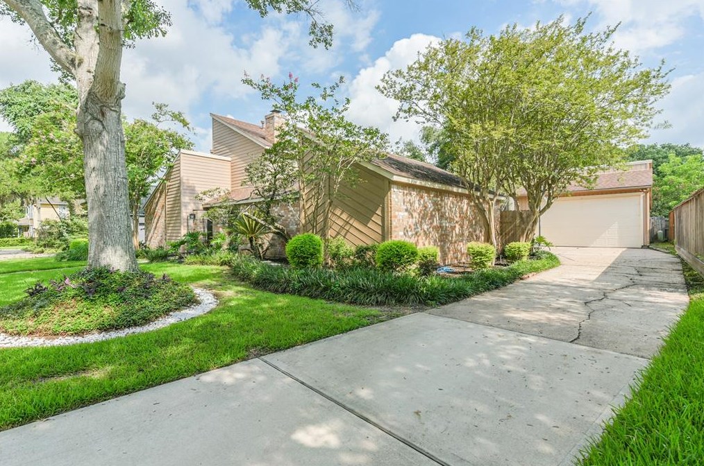 16311 Laurelfield Dr, Houston, TX 77059-6519