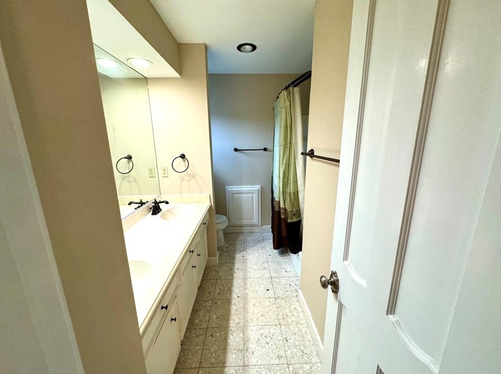 707 Crossroads Dr, Houston, TX 77079-2402