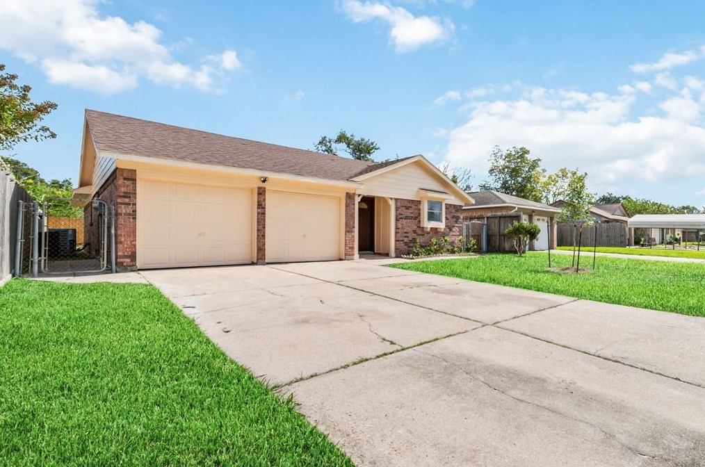 4823 Dollar Reef Dr, Bacliff TX  77518-2420 exterior