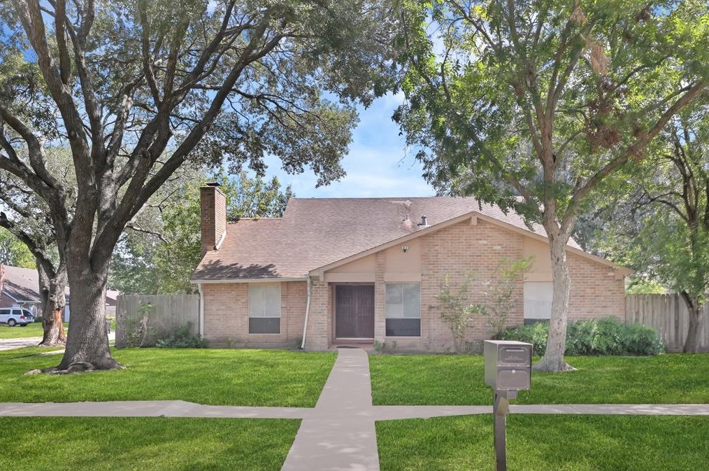 12158 Huntington Park Dr, Houston, TX 77099-3122