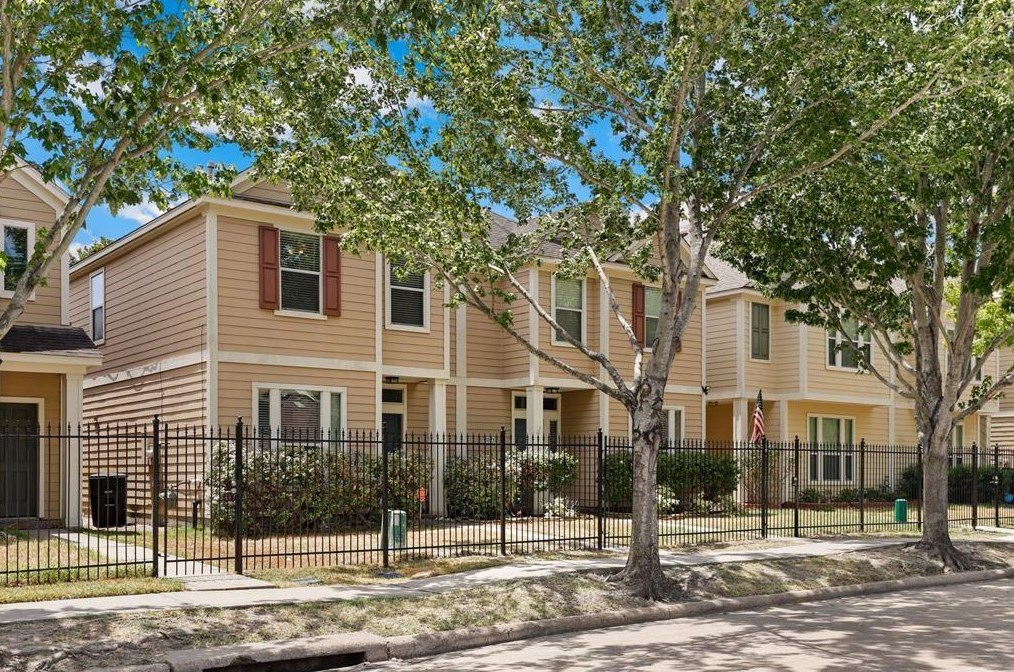 8021 Ellinger Ln, Houston, TX 77040