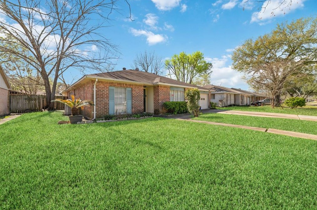11623 Sharpview Dr, Houston, TX 77072-2805