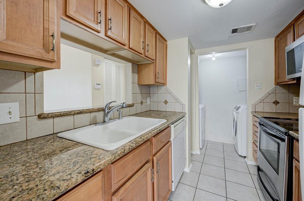 9548 Windswept Ln, Houston TX  77063-5258 exterior