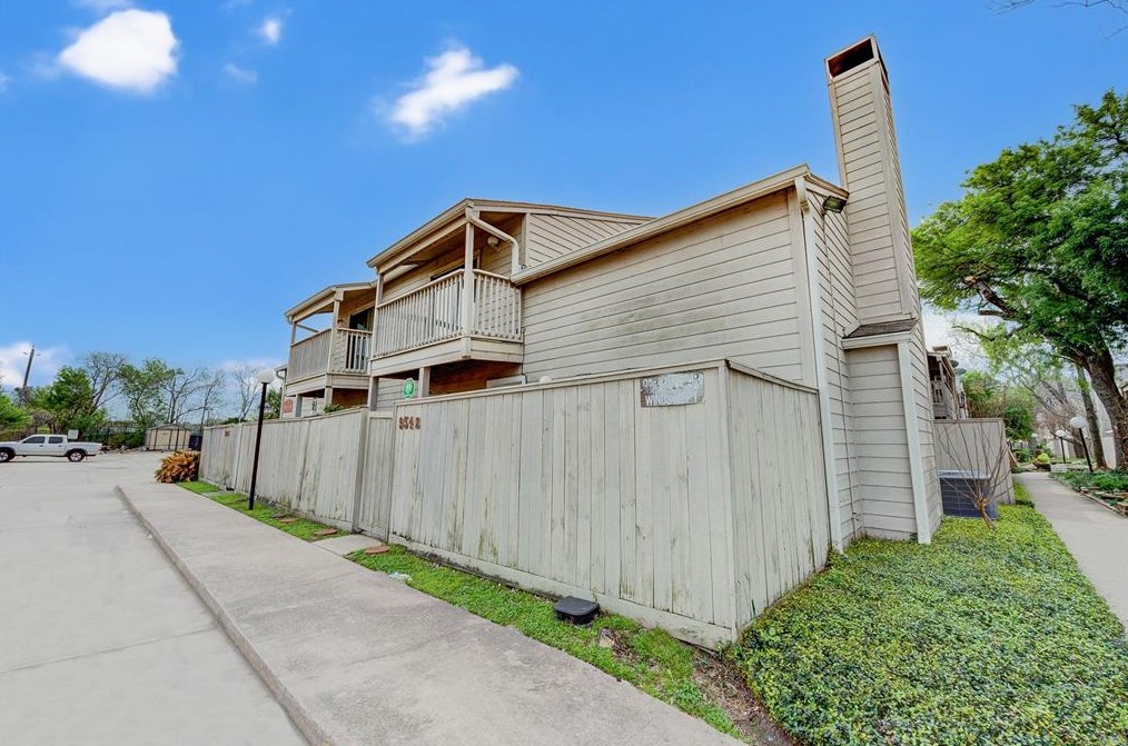 9548 Windswept Ln, Houston, TX 77063-5258