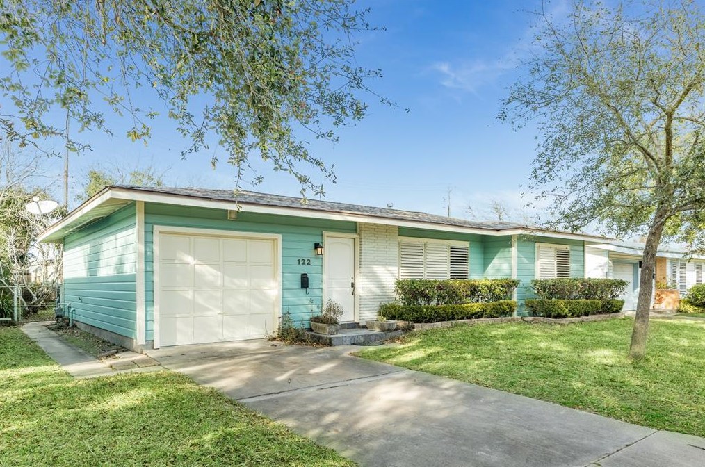 122 Tuna St, Galveston, TX 77550