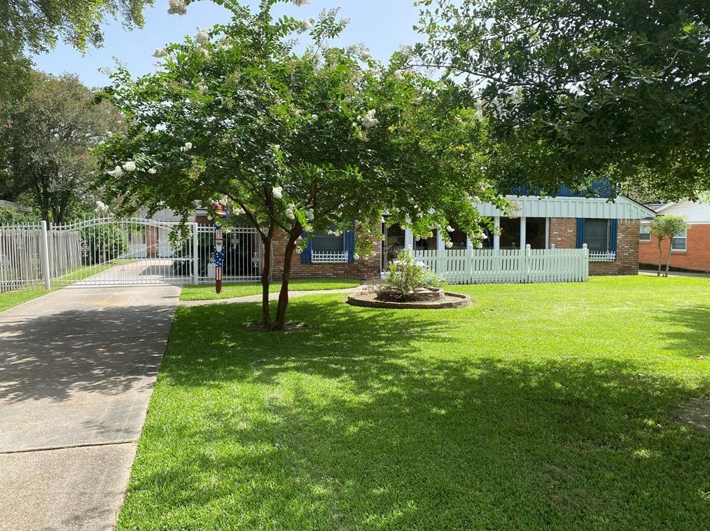 1600 Texas Ave, Baytown, TX 77520-7355