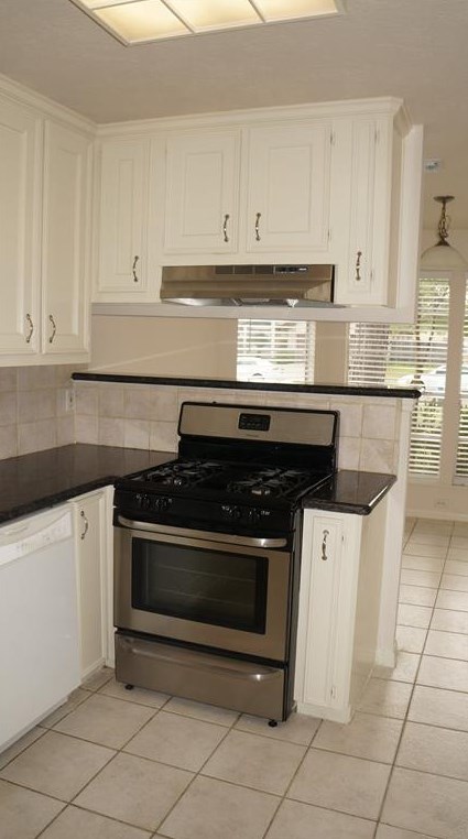 8211 Valeta Dr, Houston TX  77083-5430 exterior