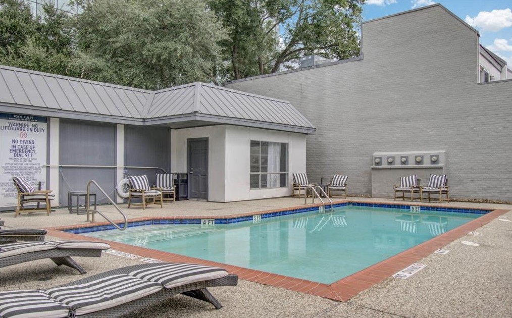 1300 Augusta Dr, Houston TX  77057-2416 exterior