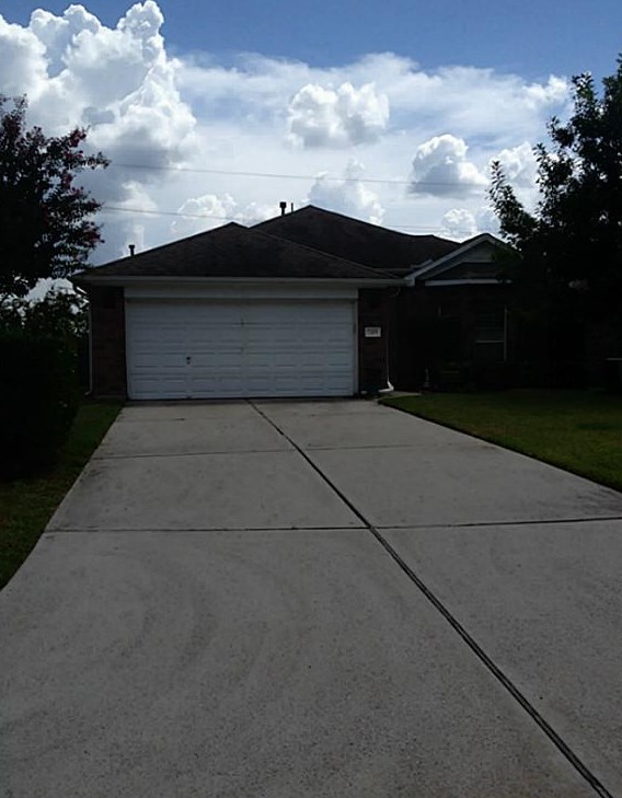 2205 Highland Crossing Dr, Conroe, TX 77304