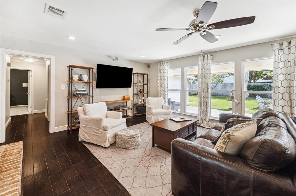 9835 Emnora Ln, Houston TX  77080-5232 exterior
