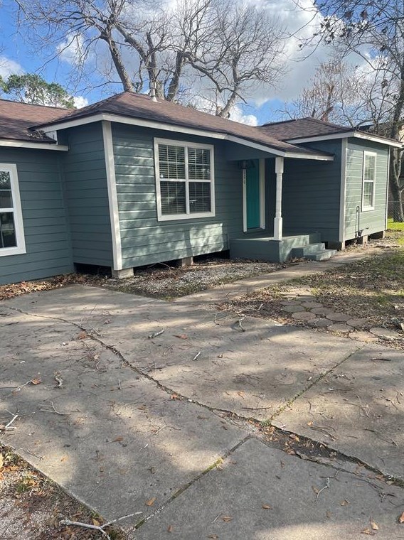 1006 N Valderas St, Angleton, TX 77515