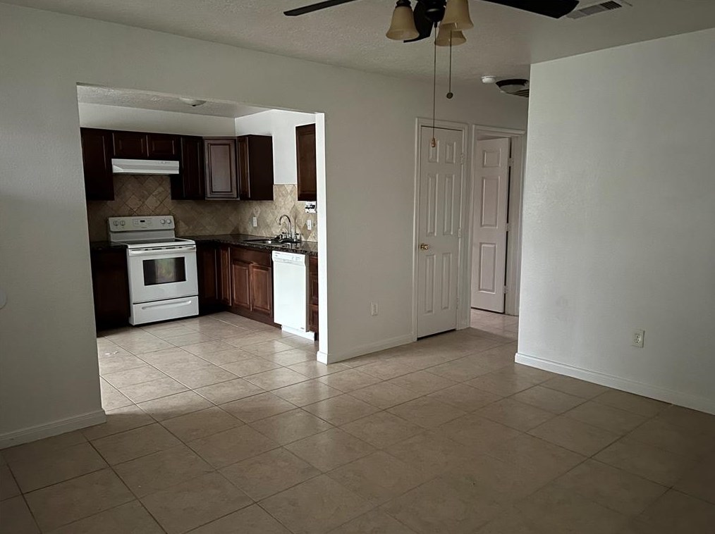 4725 10th St, Bacliff, TX 77518