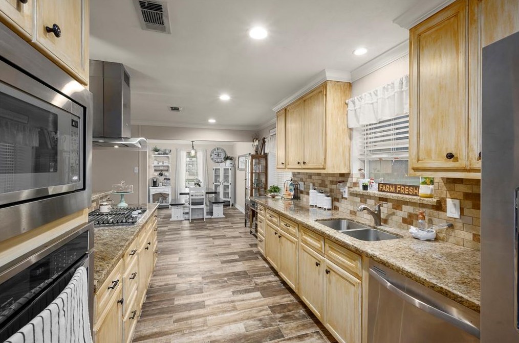 2211 Silver Oaks St, Roman Forest TX 77357-3105 exterior