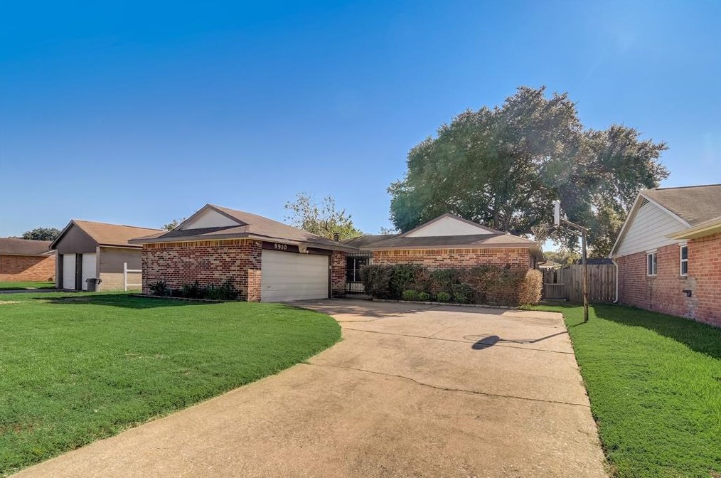 9910 Willmont Rd, Morgans Point, TX 77571