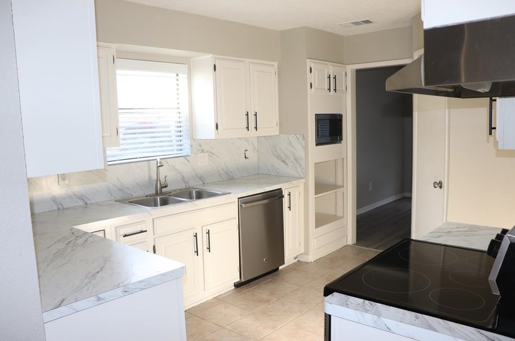 10106 Sagecourt Dr, Houston, TX 77089-5604