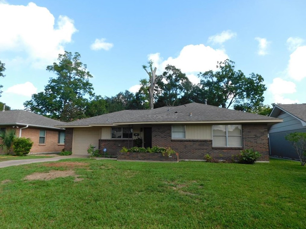 9710 Pine Lake Dr, Houston, TX 77055-6104