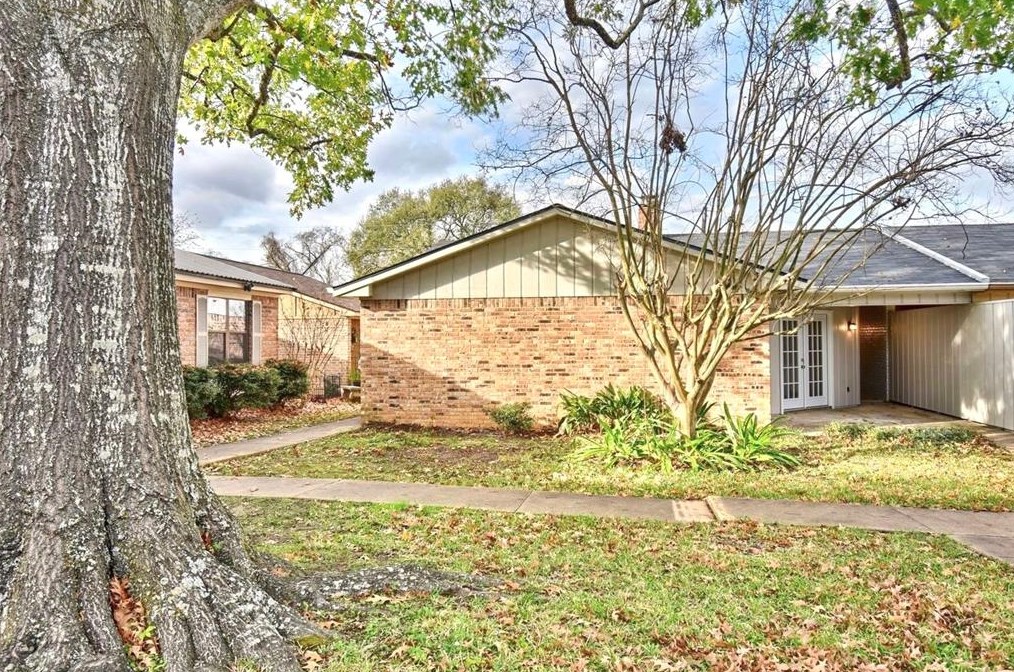 702 Chappell Hill St, Brenham, TX 77833-4218
