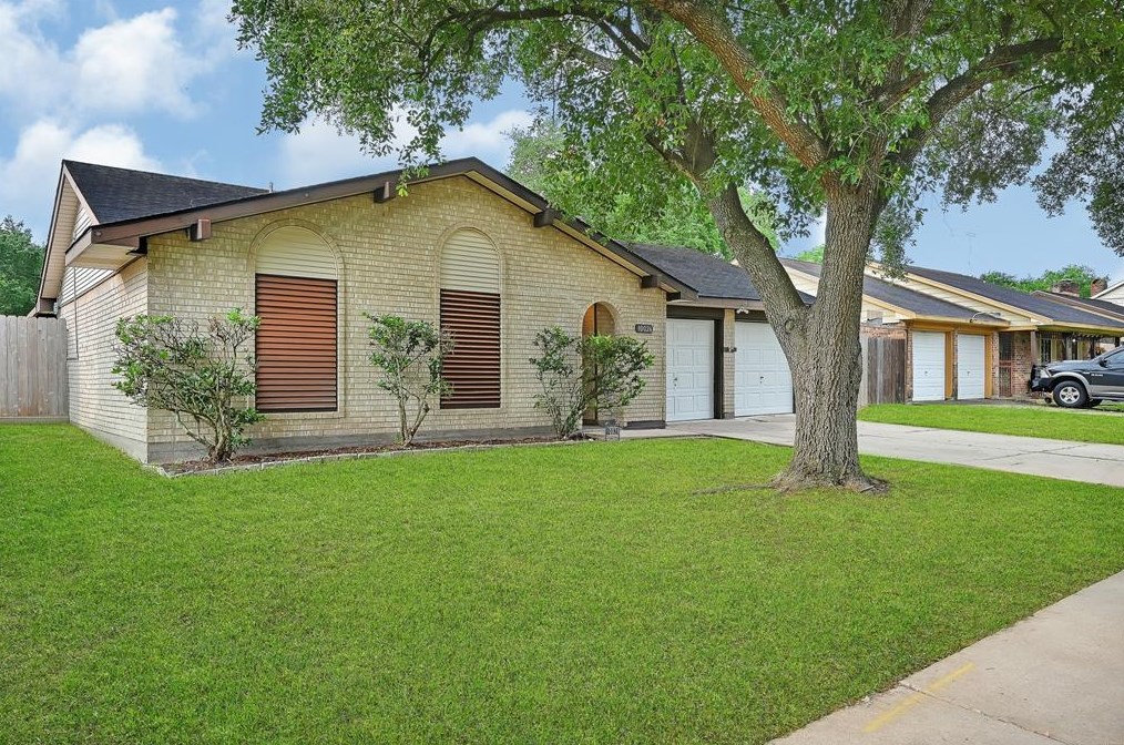 10026 Kirkglen Dr, Houston, TX 77089-2316