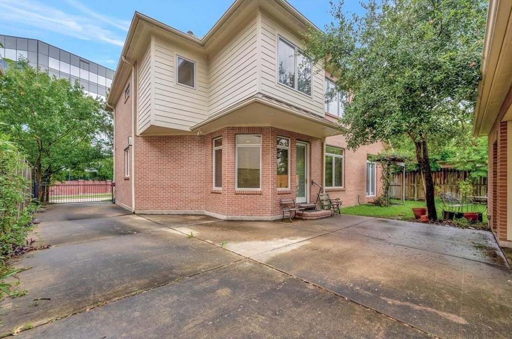 3313 Mcculloch Cir, Houston TX  77056-6638 exterior