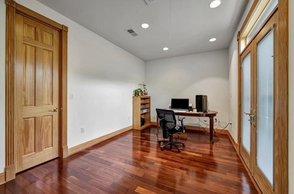 3313 Mcculloch Cir, Houston TX  77056-6216 exterior