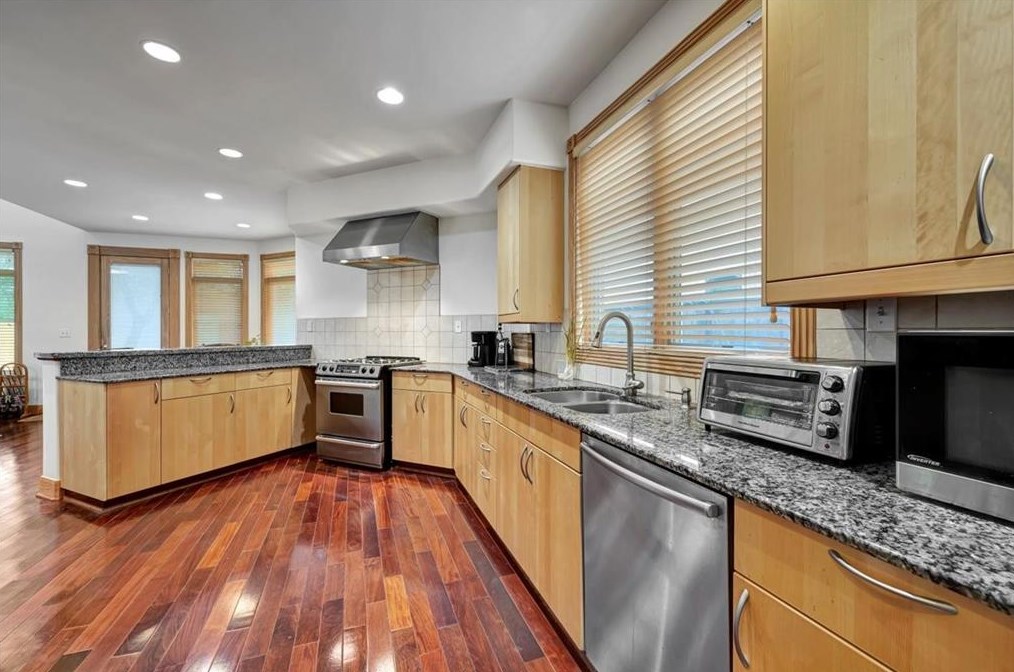 3313 Mcculloch Cir, Houston TX  77056-6216 exterior