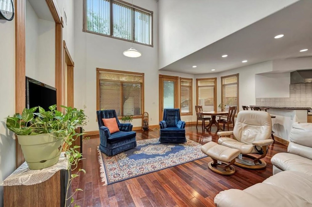 3313 Mcculloch Cir, Houston TX  77056-6216 exterior