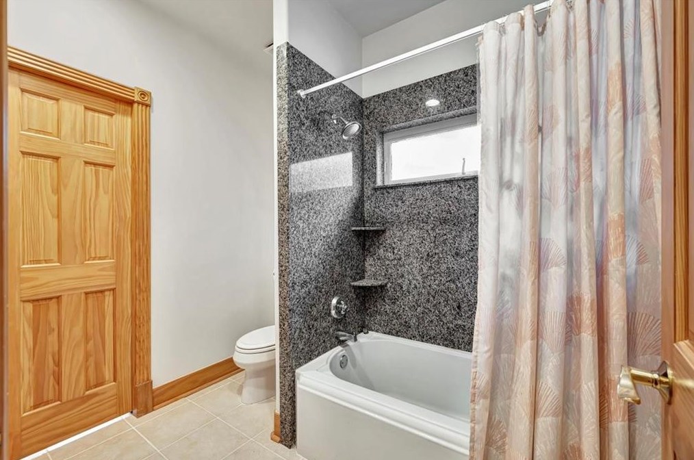3313 Mcculloch Cir, Houston TX  77056-6216 exterior