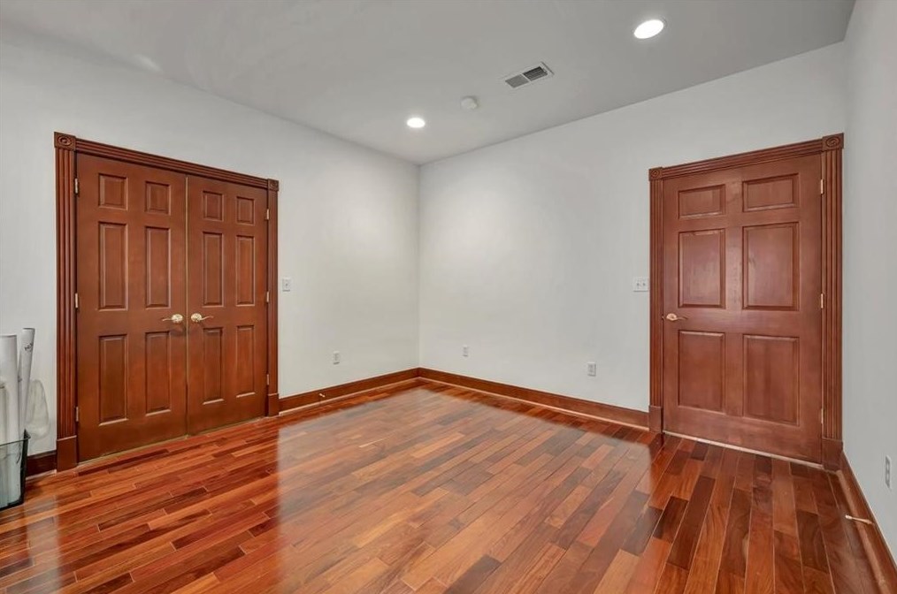 3313 Mcculloch Cir, Houston TX  77056-6216 exterior