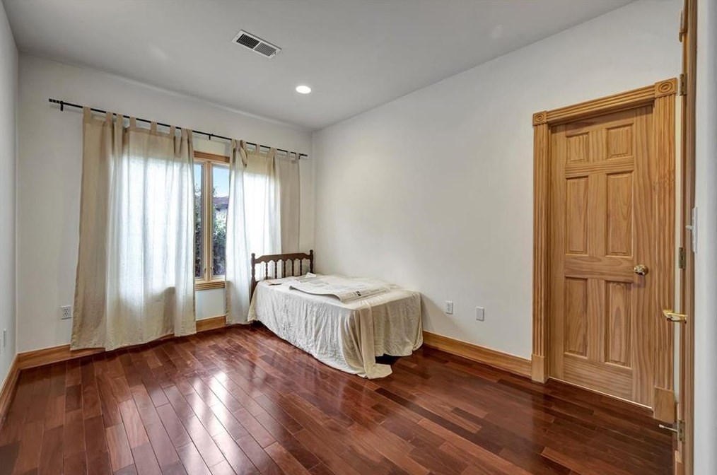 3313 Mcculloch Cir, Houston TX  77056-6216 exterior