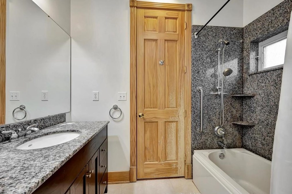 3313 Mcculloch Cir, Houston TX  77056-6216 exterior