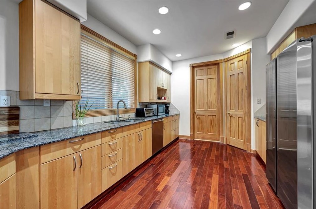 3313 Mcculloch Cir, Houston TX  77056-6216 exterior