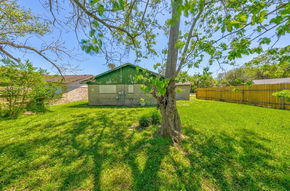 7514 Mockingbird Ln, Texas City, TX 77591-3525