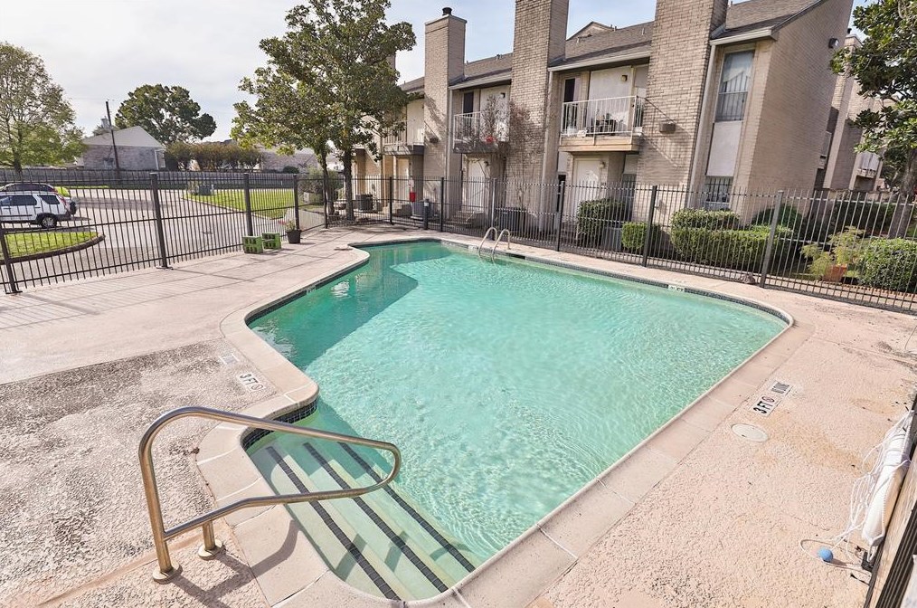 2011 Spenwick Dr, Houston TX  77055-1552 exterior