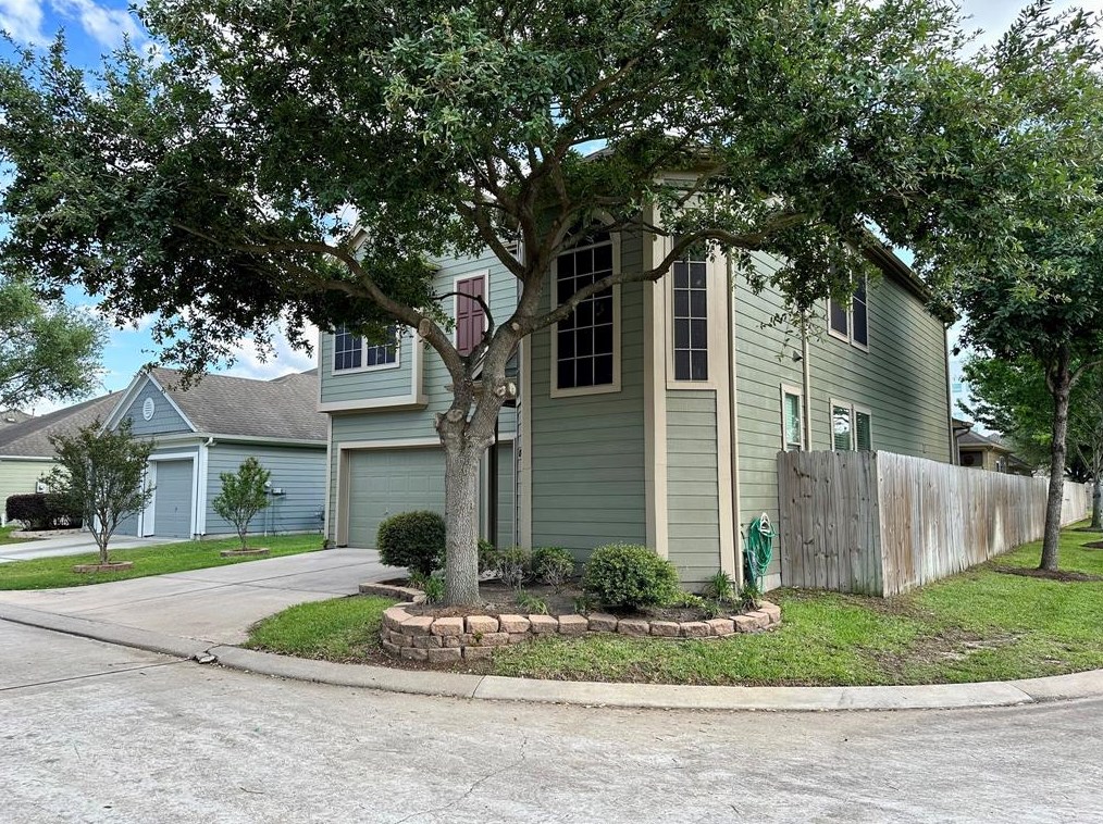 6035 Lynwood Banks Ln, Houston, TX 77092
