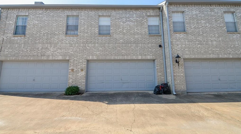 414 Wilcrest Dr, Houston TX  77042-2739 exterior