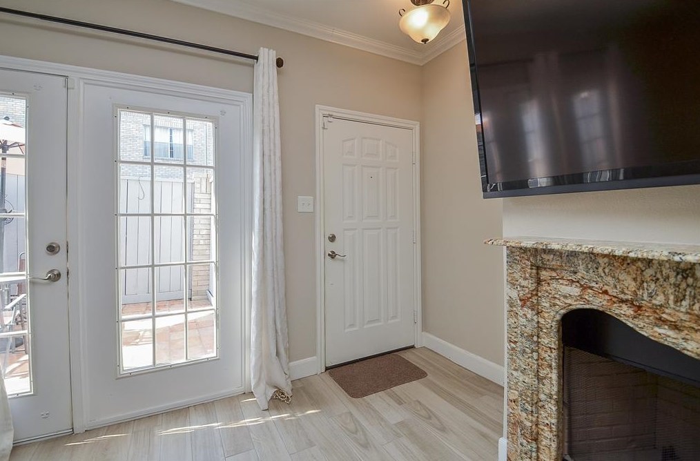 414 Wilcrest Dr, Houston TX  77042-2739 exterior