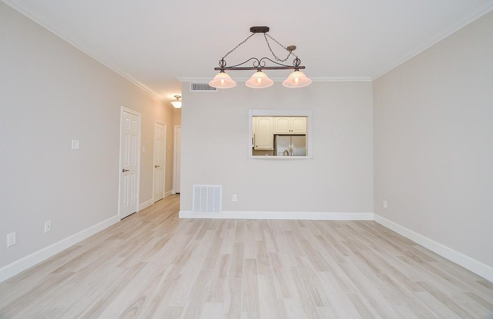 414 Wilcrest Dr, Houston TX  77042-1073 exterior