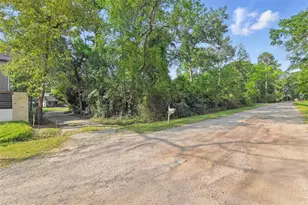 7926 Hennessy Ln, Spring, TX 77389 - Photo 2