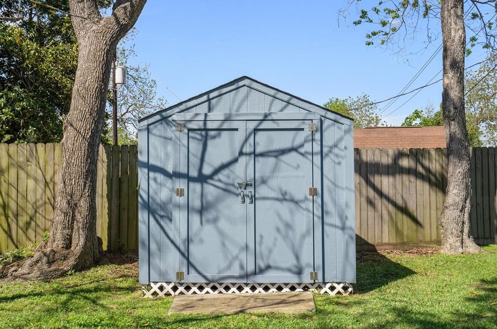 9110 Theysen Dr, Houston TX  77080-3021 exterior