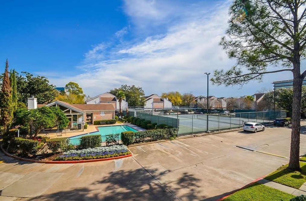 7950 Stadium Dr, Houston TX  77030-4424 exterior