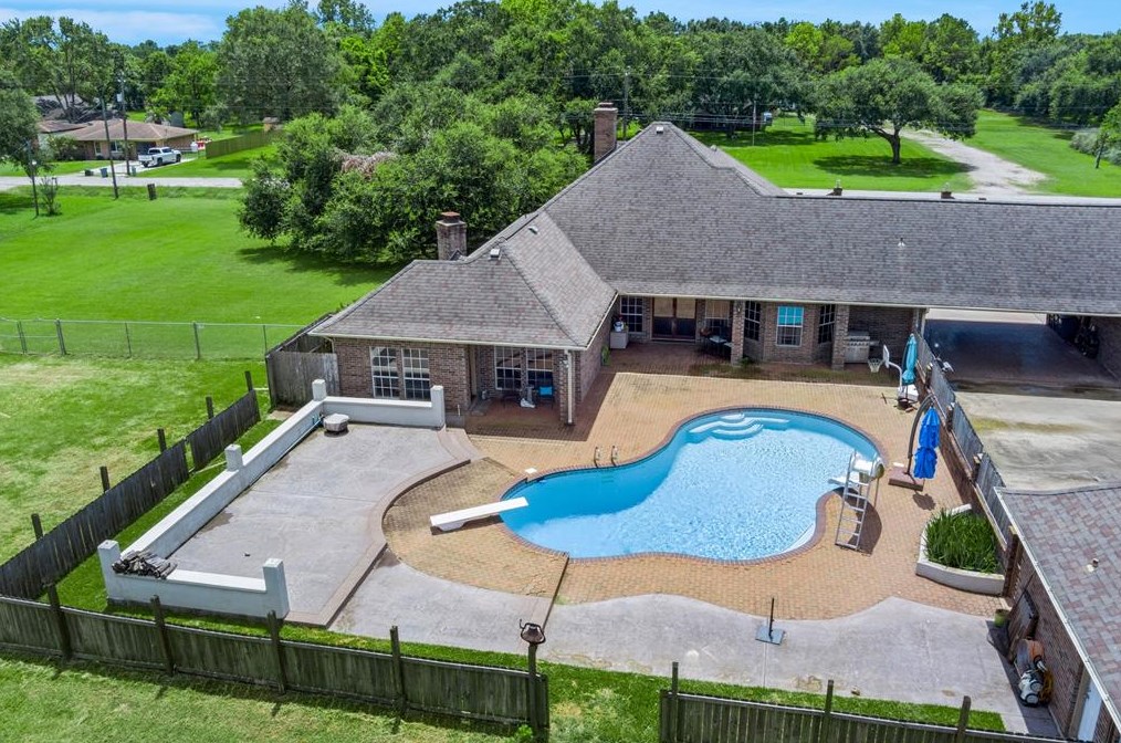 12424 32nd St, Santa Fe, TX 77510