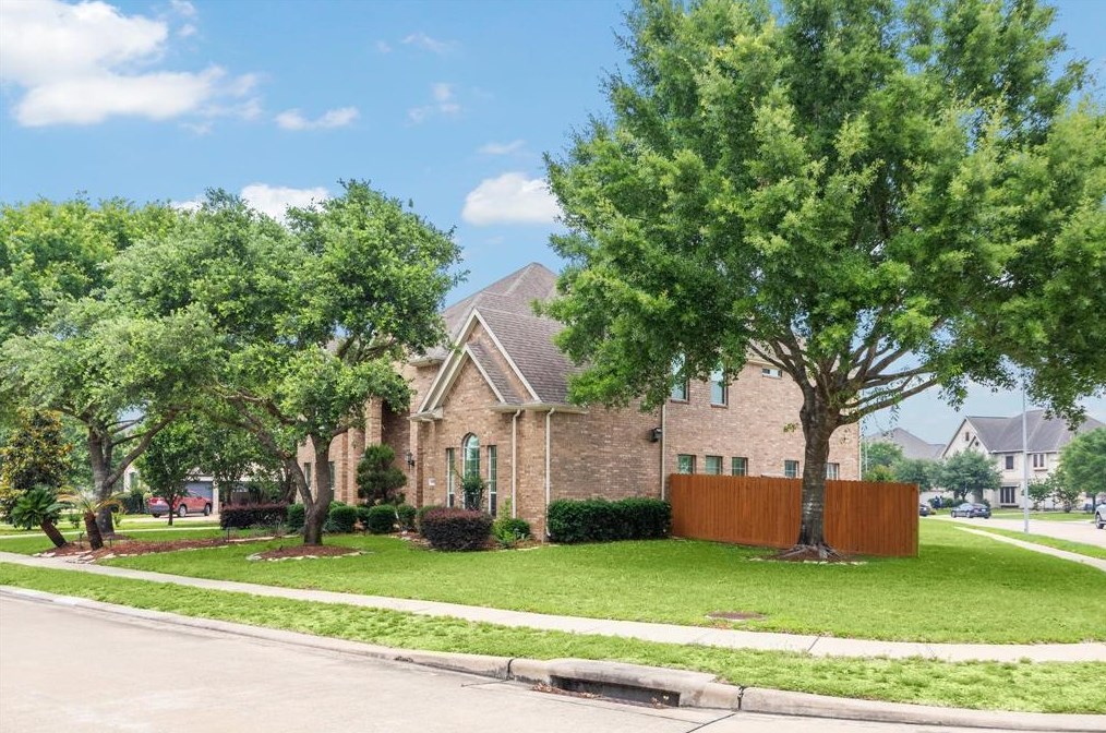 10823 Roller Mill Ln, Sugar Land, TX 77498-5049